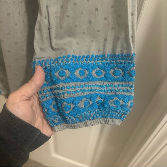 RUNGOLEE Gray Textured with Blue Embroidered Accent Blouse Top Women’s Small - Picture 3 of 10